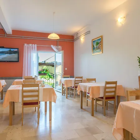 Maki Oda ve Kahvaltı Biograd Na Moru
