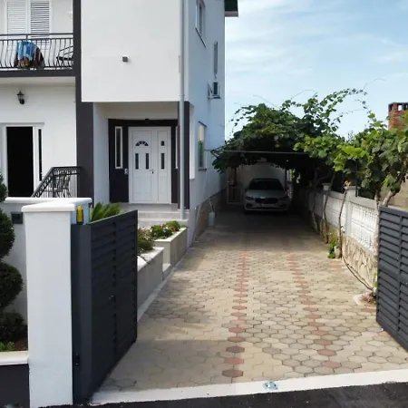 Maki Biograd Na Moru